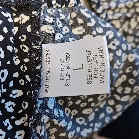 2 Bella Black and White Floral Crop Top - Picture 5 of 7